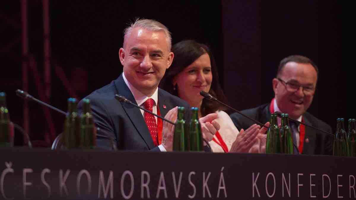 Komentář: Zeman má vstupenku do mocenské hry, Středula palivo pro kampaň
